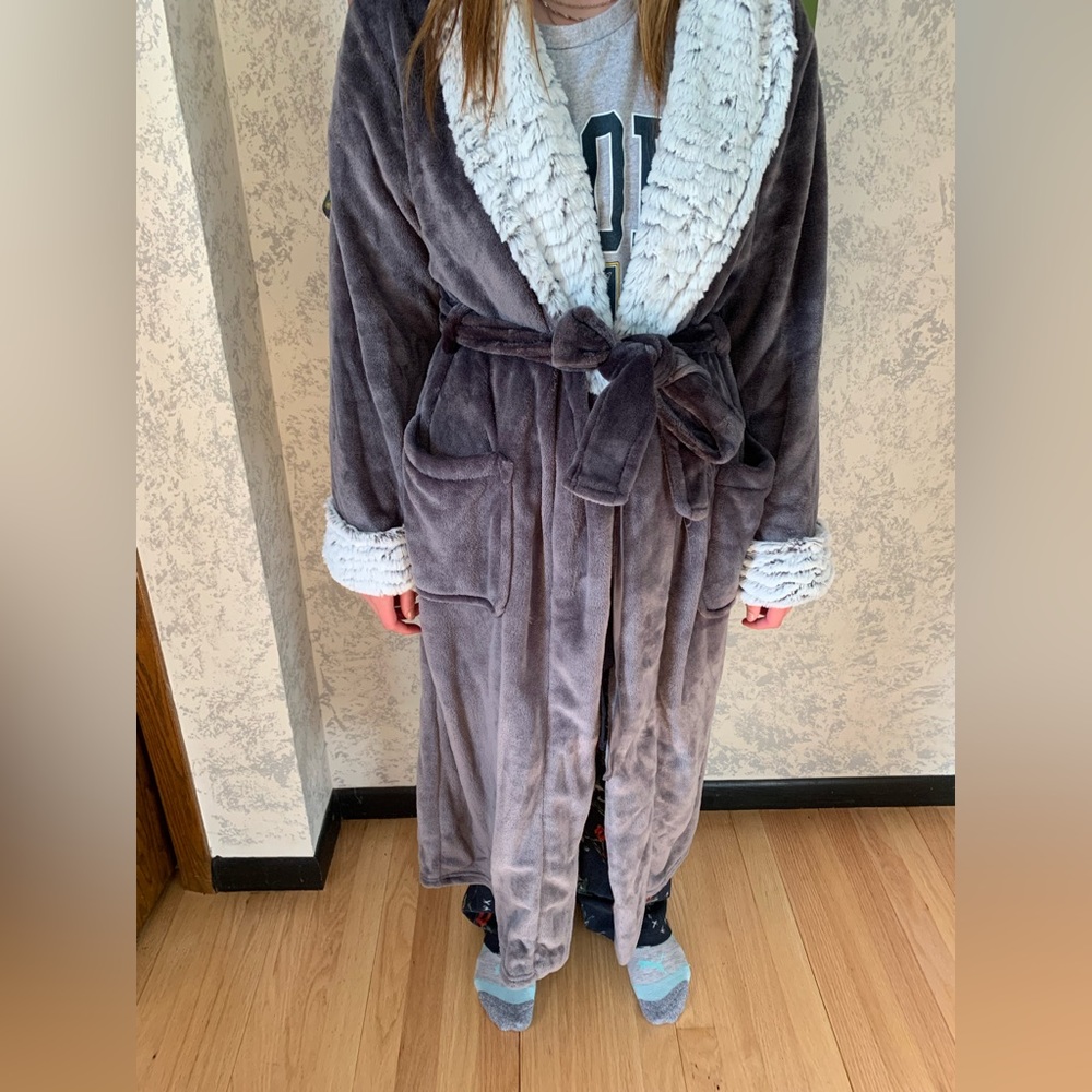 Fuzzy Incredibly Soft Grey Robe Large - image 6